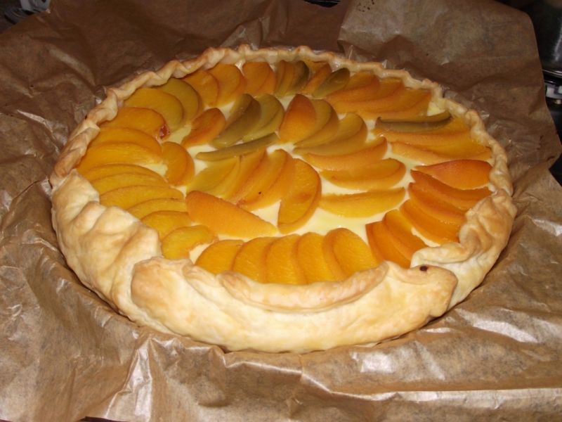 Tarta z ciasta francuskiego z budyniem i owocami  Tarta z ciasta francuskiego z budyniem i owocami