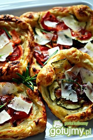 Tarta z ciasta francuskiego z pomidorem  Tarta z ciasta francuskiego z pomidorem