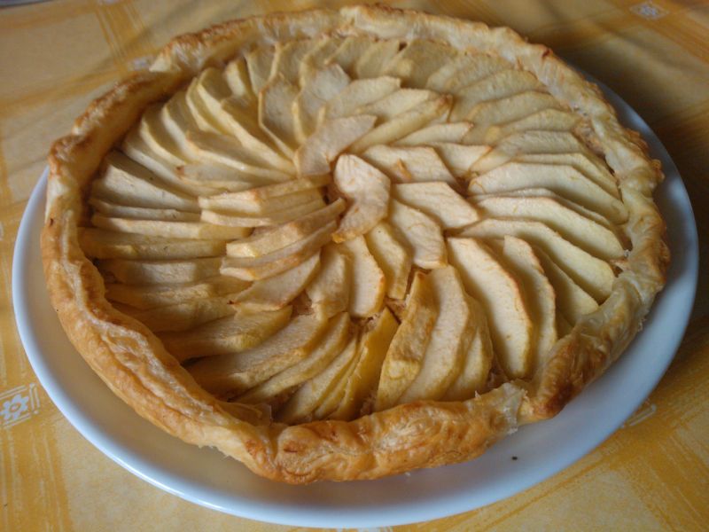 Tarta z ciasta francuskiego z serem i jabłkami Tarta z ciasta francuskiego z serem i jabłkami