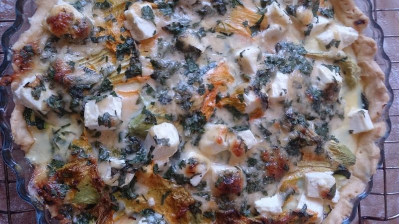 Tarta z cukinią, fetą i kwiatami cukini Tarta z cukinią, fetą i kwiatami cukini