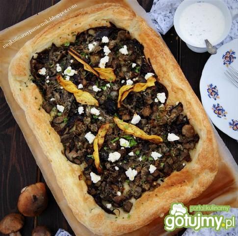 Tarta z czerwoną cebulą i grzybami Tarta z czerwoną cebulą i grzybami