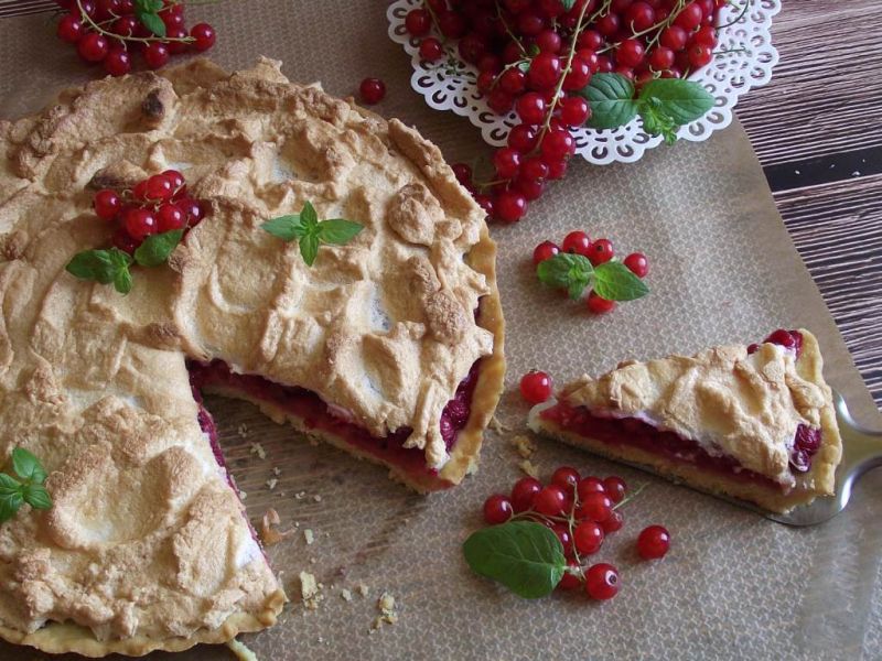 Tarta z czerwoną porzeczką i bezą Tarta z czerwoną porzeczką i bezą