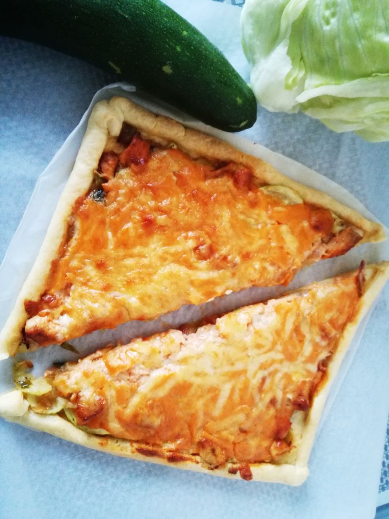Tarta z duszoną cukinią i papryką i kurczakiem Tarta z duszoną cukinią i papryką i kurczakiem