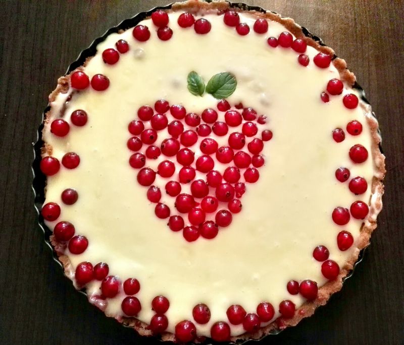 Tarta z frużeliną porzeczkową i białą czekoladą