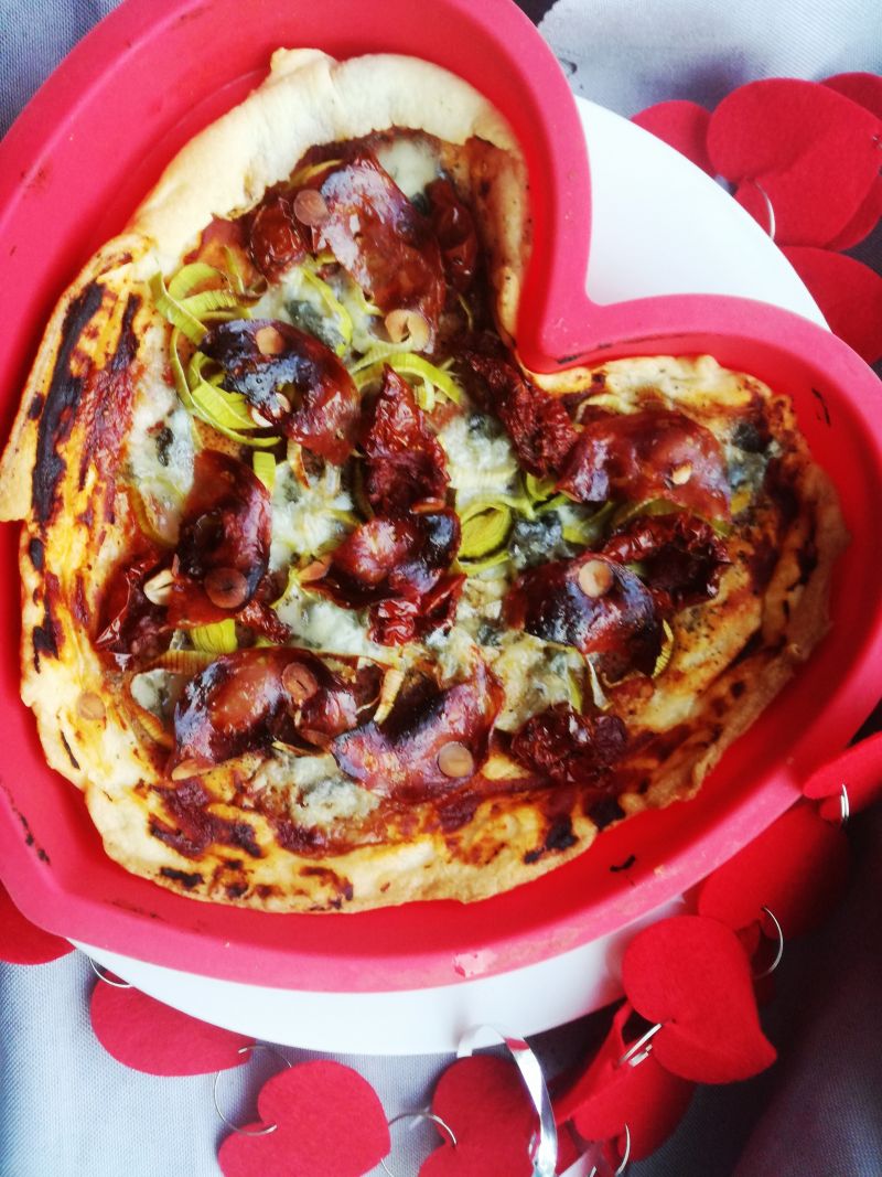 Tarta z gorgonzolą i salami z orzechami laskowymi