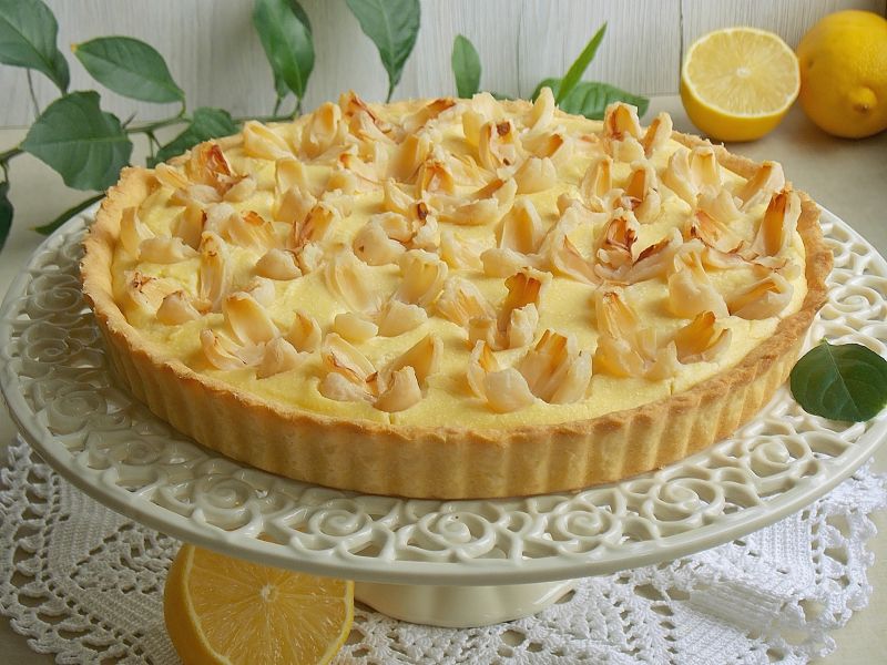 Tarta z gotowanym sernikiem cytrynowym i liczi Tarta z gotowanym sernikiem cytrynowym i liczi