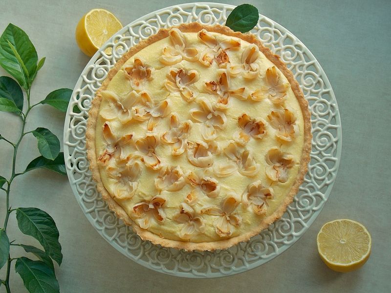 Tarta z gotowanym sernikiem cytrynowym i liczi Tarta z gotowanym sernikiem cytrynowym i liczi