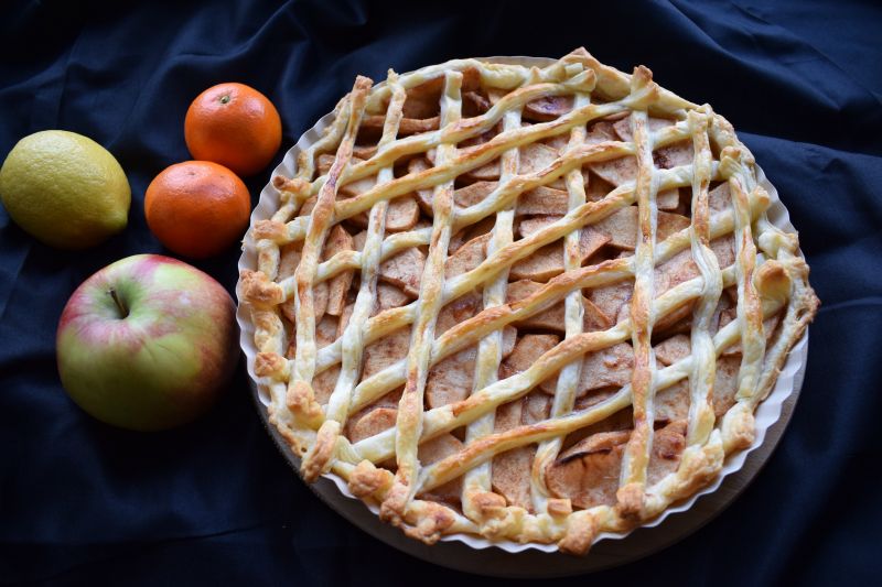Tarta z jabłkami i cynamonem na cieście francuskim Tarta z jabłkami i cynamonem na cieście francuskim