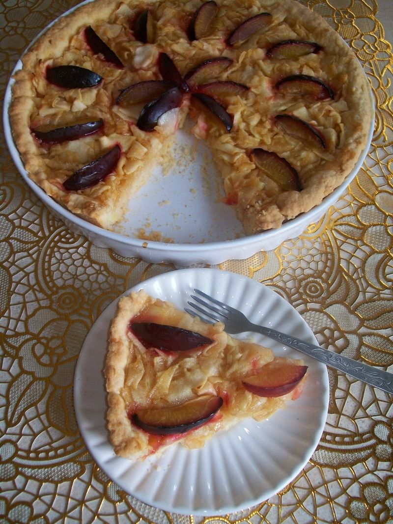 Tarta z jabłkami i śliwkami Tarta z jabłkami i śliwkami