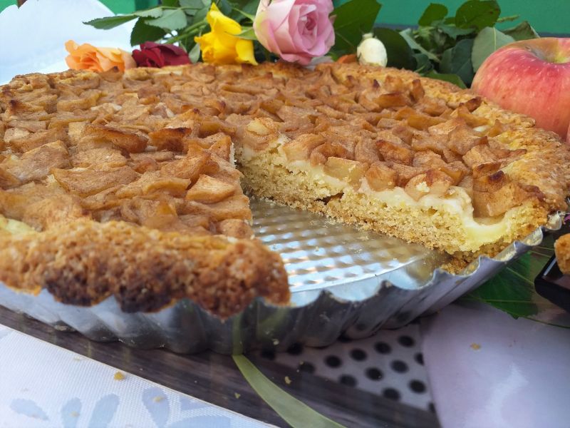 Tarta z jabłkami i spodem budyniowym