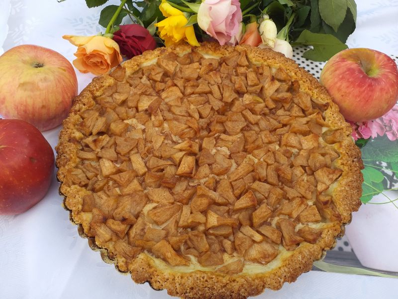 Tarta z jabłkami i spodem budyniowym