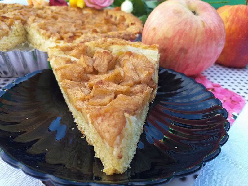 Tarta z jabłkami i spodem budyniowym