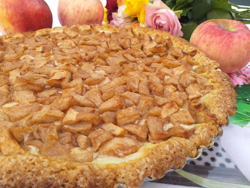 Tarta z jabłkami i spodem budyniowym