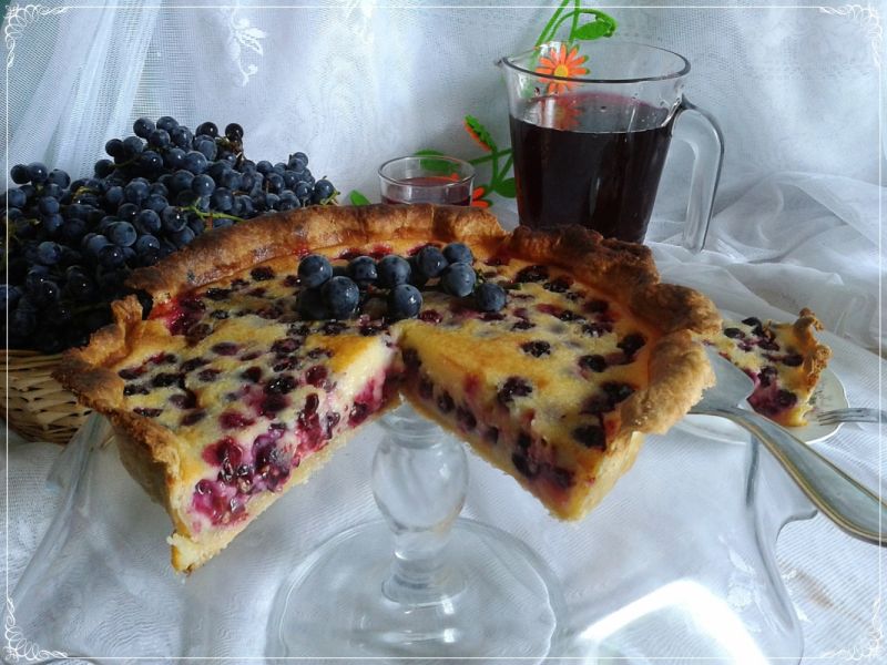 Tarta z jeżynami i polskim winogronem