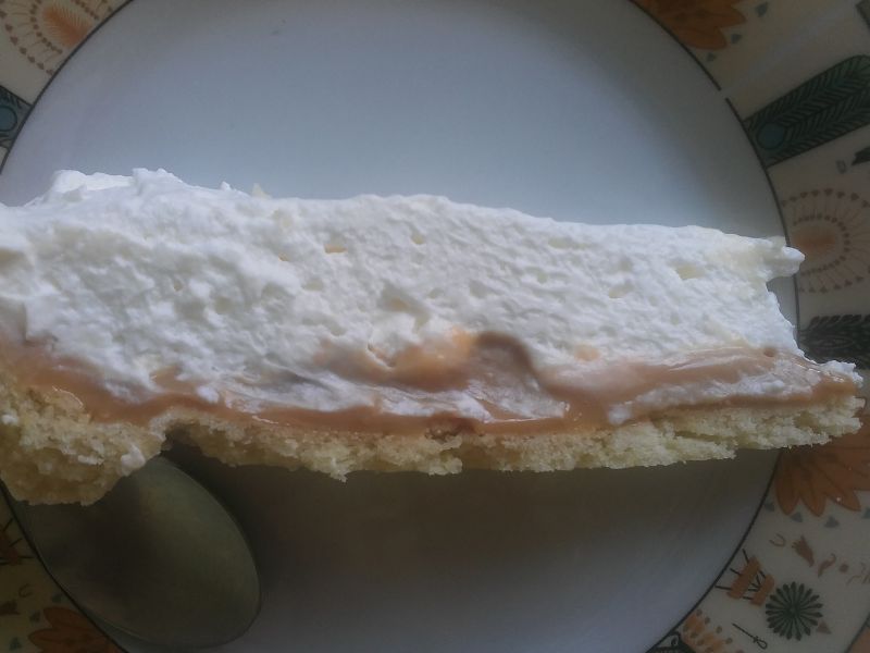 Tarta z kajmakiem i bitą śmietaną Tarta z kajmakiem i bitą śmietaną