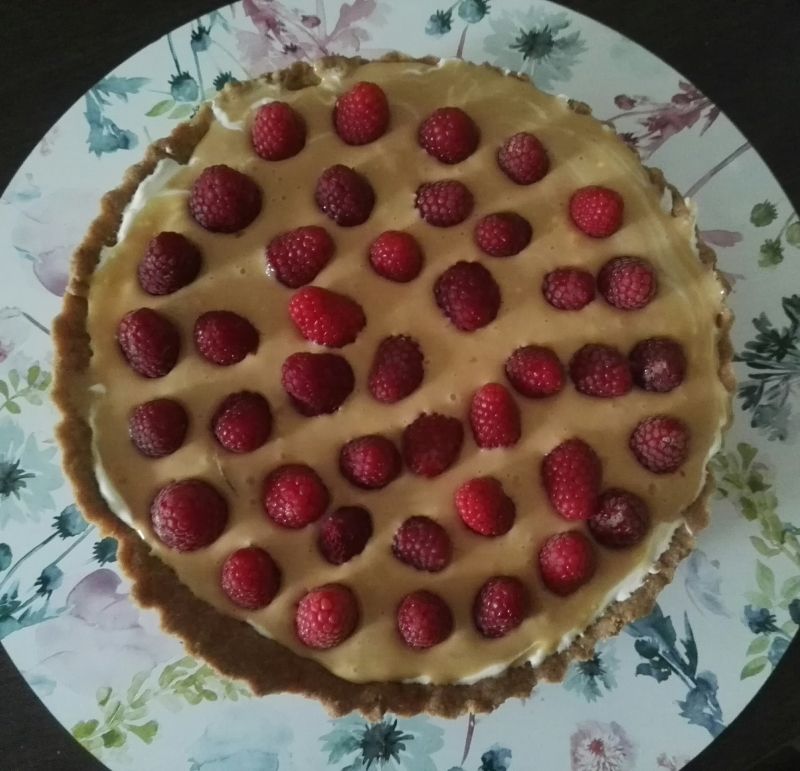 Tarta z kajmakiem i malinami