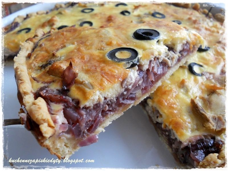 Tarta z karmelizowaną czerwoną cebulą i kurczakiem