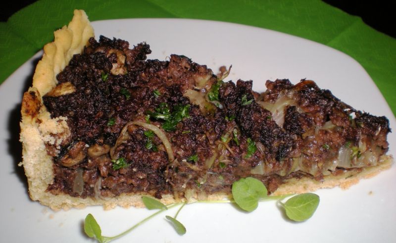 Tarta z kaszanką, pieczarkami i cebulką