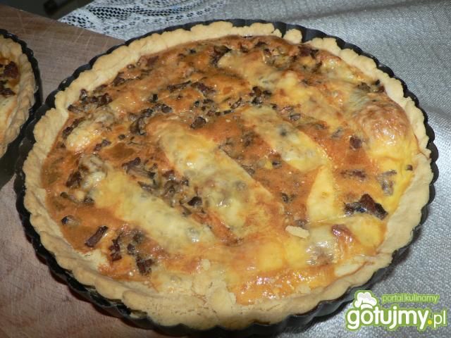 Tarta z kiełbasą i pieczarkami  Tarta z kiełbasą i pieczarkami
