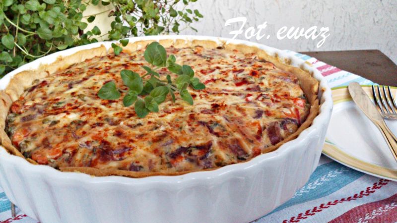 Tarta z kiełbasą i warzywami