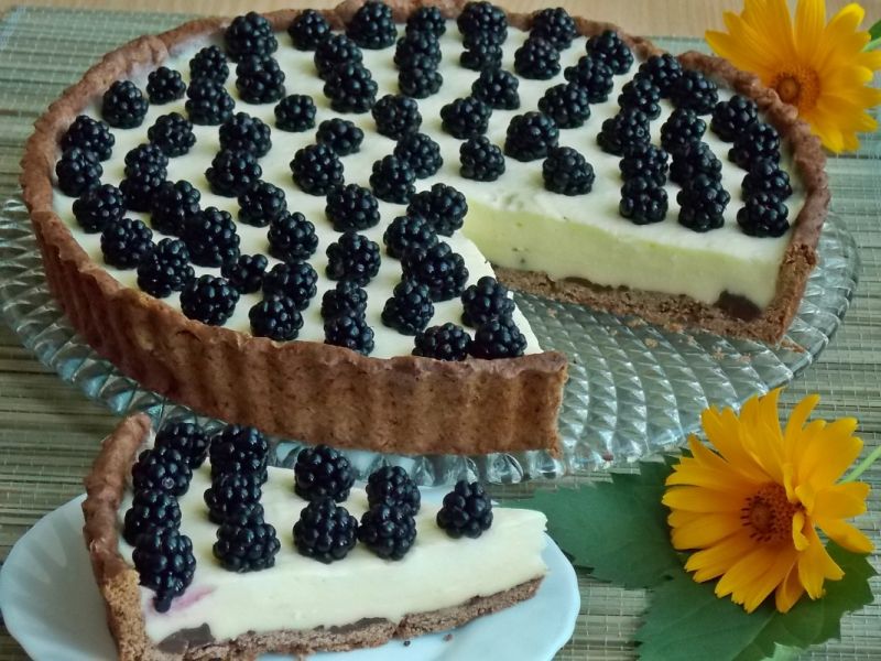 Tarta z kokosowym kremem i jeżynami Tarta z kokosowym kremem i jeżynami