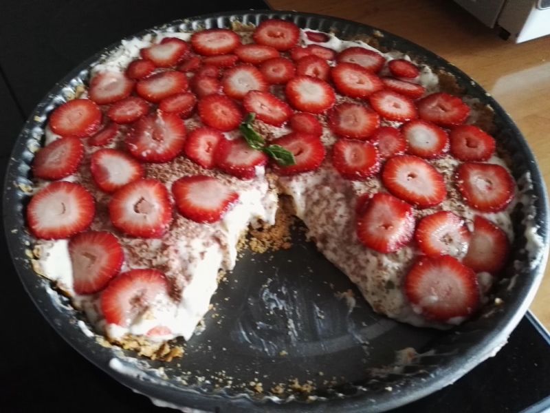 Tarta z kremem a'la straciatella i truskawkami