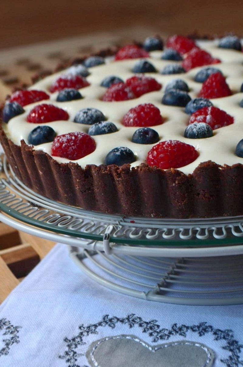 Tarta z kremem, borówkami i malinami Tarta z kremem, borówkami i malinami