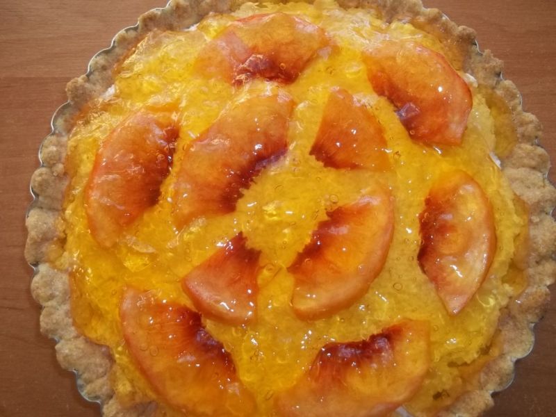 Tarta z kremem, brzoskwiniami i galaretką Tarta z kremem, brzoskwiniami i galaretką