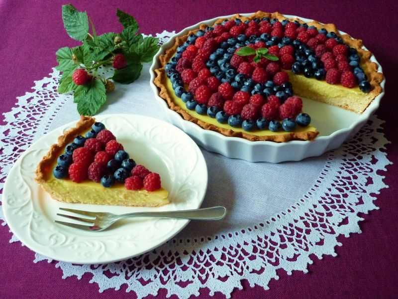 Tarta z kremem budyniowym i owocami