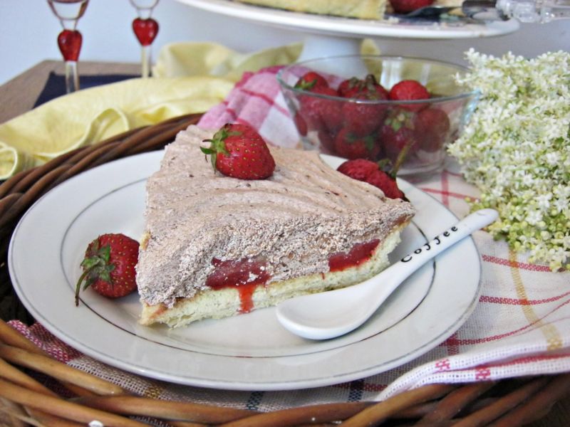 Tarta z kremem bydyniowo marcepanowym i truskawkam