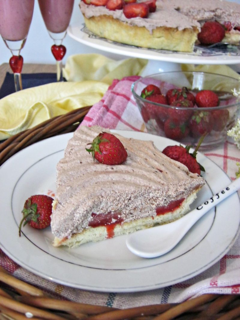 Tarta z kremem bydyniowo marcepanowym i truskawkam