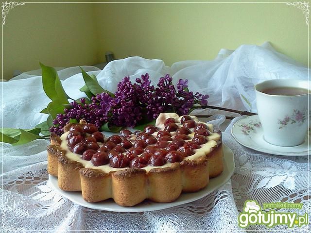Tarta z kremem custard i wiśniami  Tarta z kremem custard i wiśniami