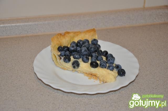 tarta z kremem i borówkami