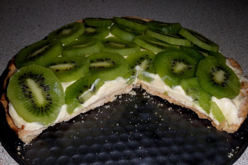 Tarta z kremem i kiwi