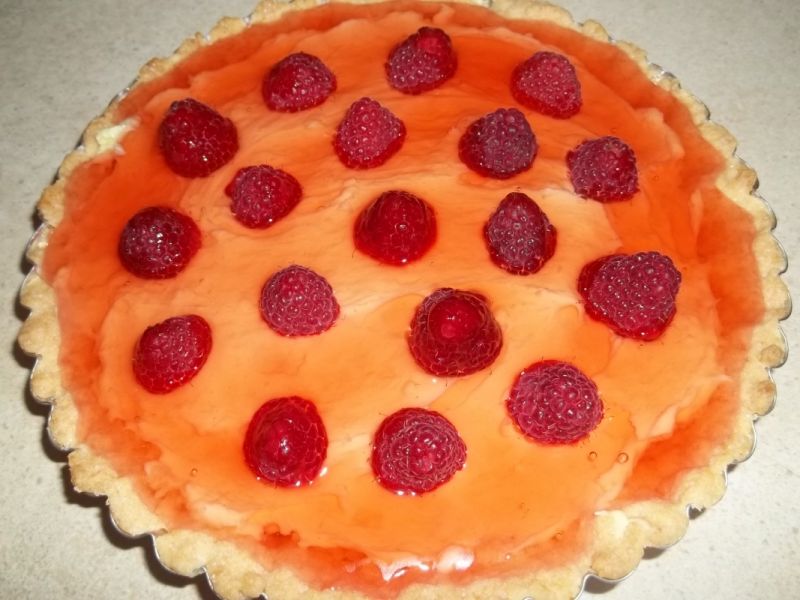 Tarta z kremem i malinami