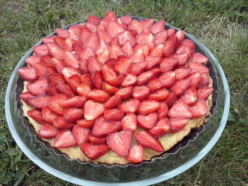 Tarta z kremem i truskawkami