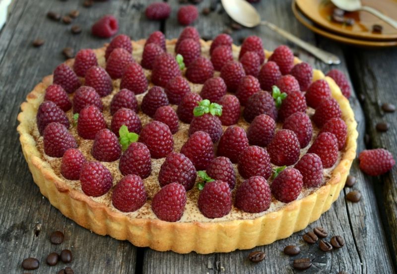 Tarta z kremem kawowym i malinami Tarta z kremem kawowym i malinami