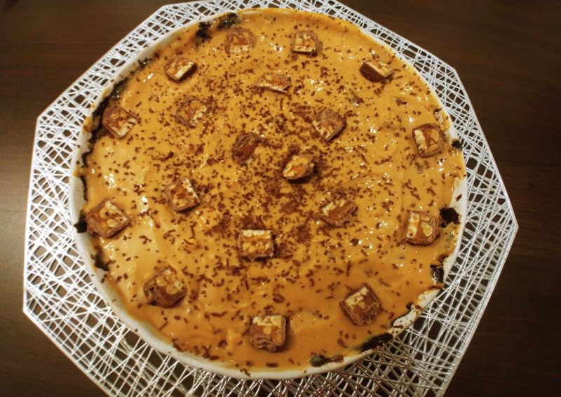 Tarta z kremem krówkowym i mini-snickersami Tarta z kremem krówkowym i mini-snickersami