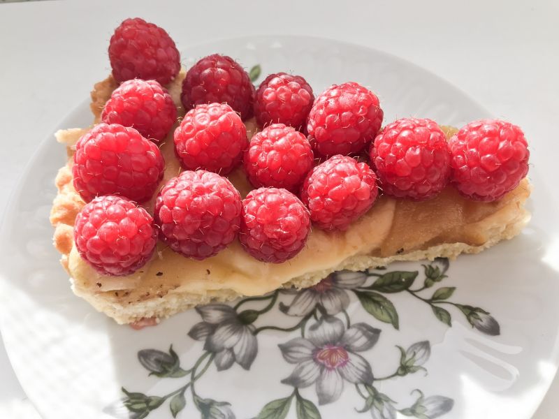 Tarta z kremem śmietankowym i malinami Tarta z kremem śmietankowym i malinami