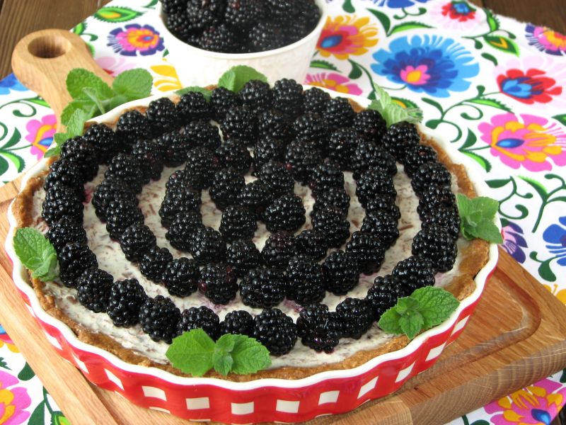 Tarta z kremem straciatella i jeżynami Tarta z kremem straciatella i jeżynami