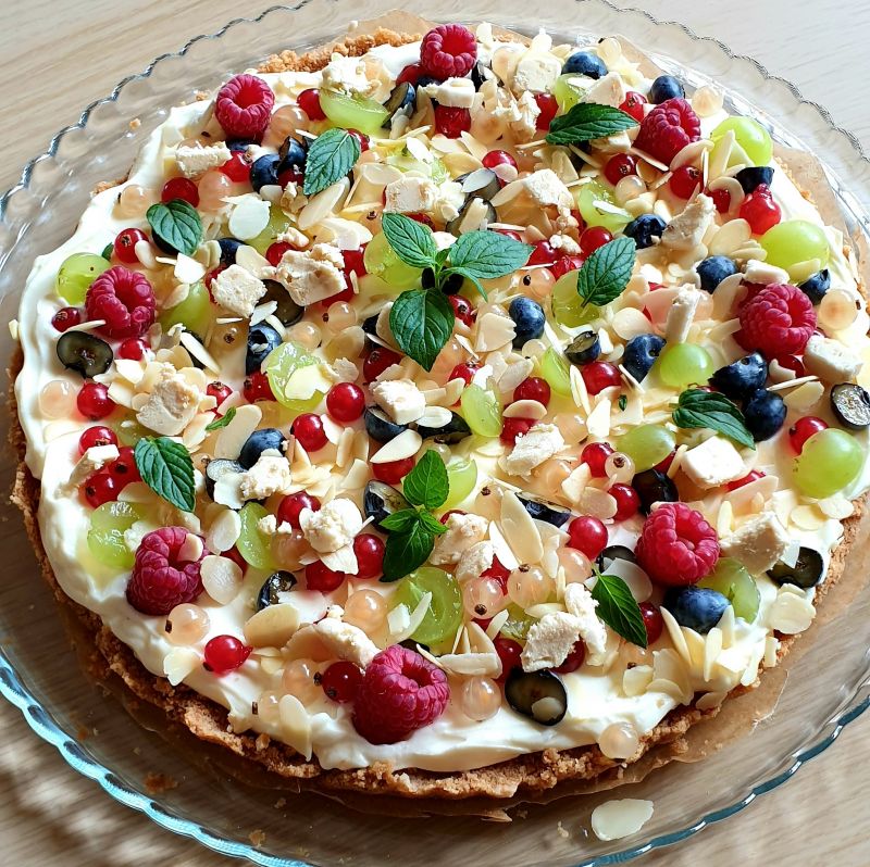 Tarta z kremem z białej czekolady i owocami