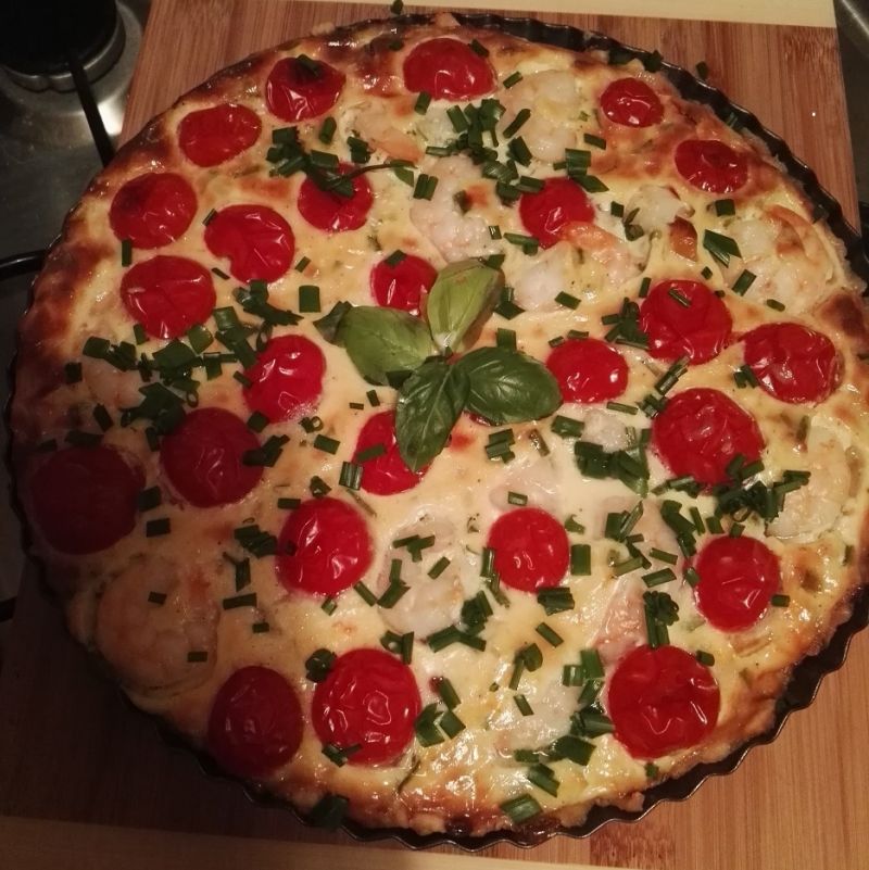 Tarta z krewetkami, pomidorkami i szczypiorkiem Tarta z krewetkami, pomidorkami i szczypiorkiem