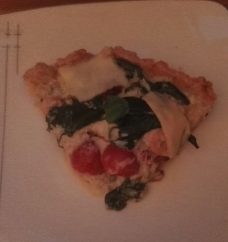 Tarta z łososiem, pomidorami i szpinakiem 