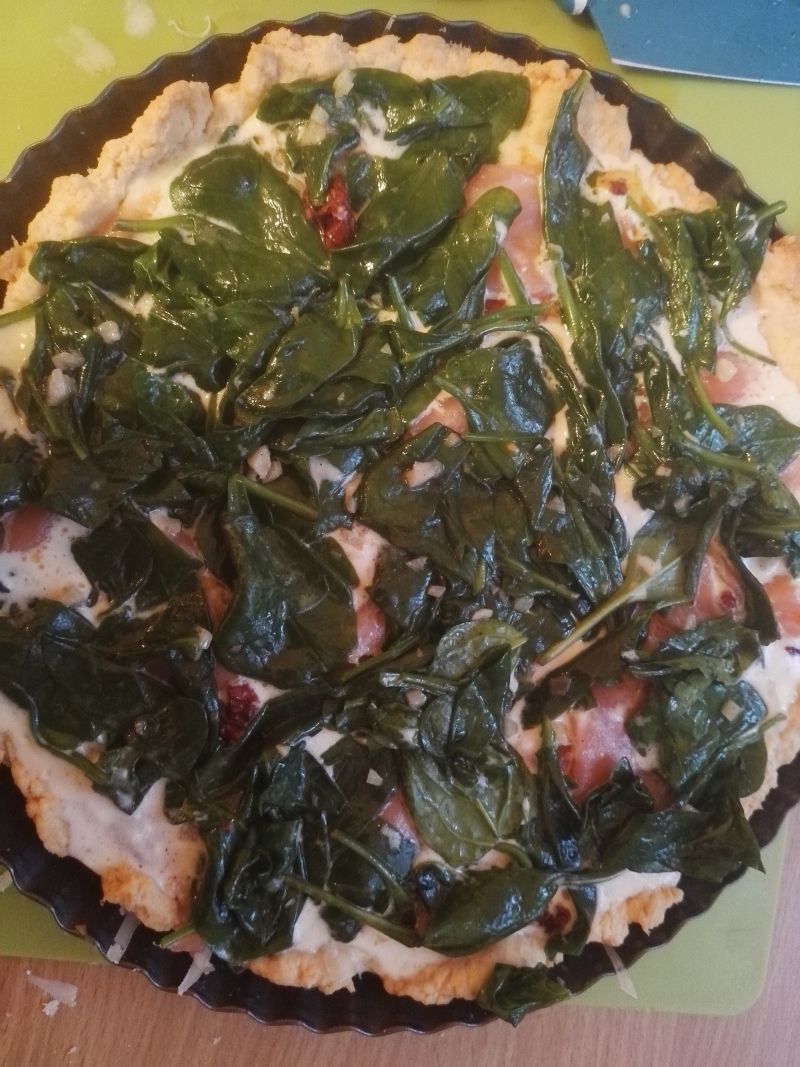 Tarta z łososiem, pomidorami i szpinakiem 