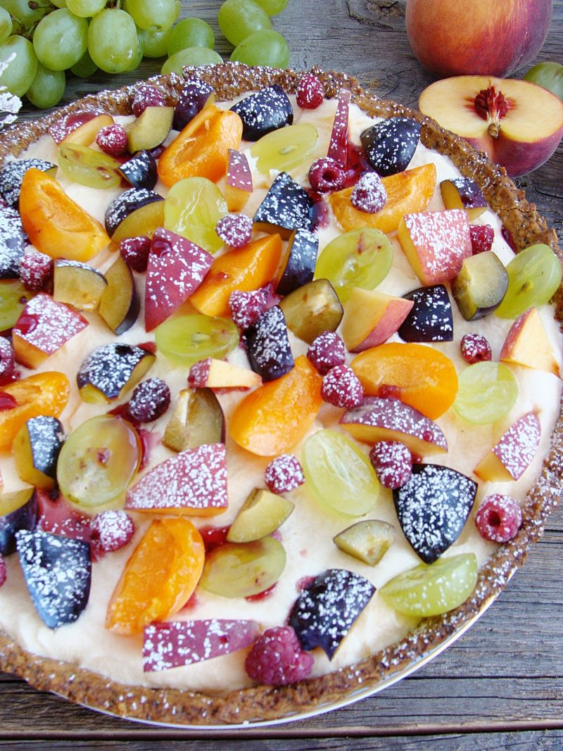 Tarta z makiem kremem budyniowym i owocami