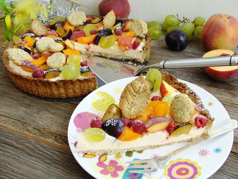 Tarta z makiem kremem budyniowym i owocami