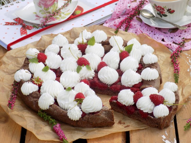 Tarta z malinami i bitą śmietaną
