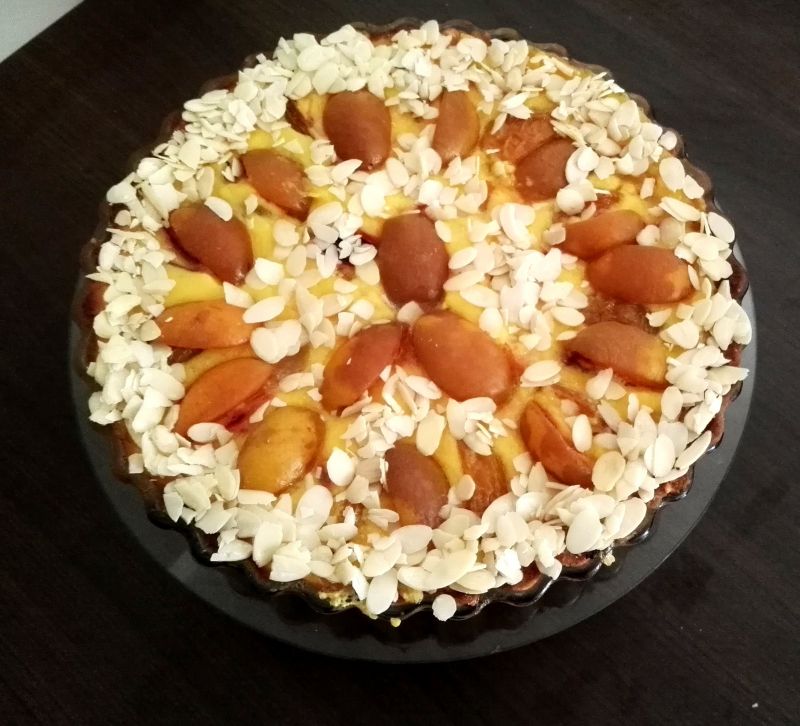 Tarta z morelami i śliwkami i kremem a'a brulee