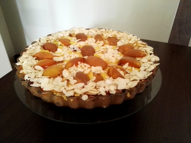 Tarta z morelami i śliwkami i kremem a'a brulee