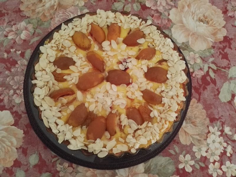 Tarta z morelami i śliwkami i kremem a'a brulee